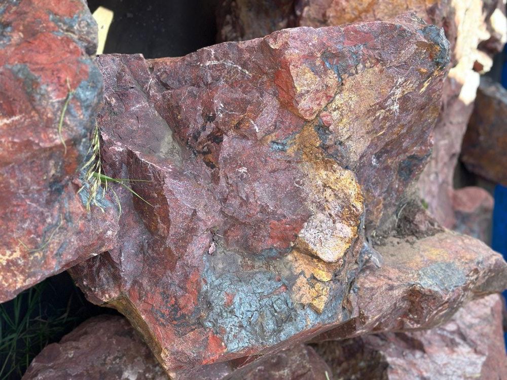 Камни для ландшафтного дизайна красно-фиолетовые 10-60 килограмм купить в Заводоуковске