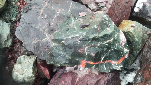 Гигантские зелёные валуны для ландшафтного дизайна весом более 5 тонн купить в Заводоуковске