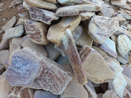 Златолит жёлтый, жёлто-зелёный глыбки и валуны для ланшафтного дизайна купить в Заводоуковске