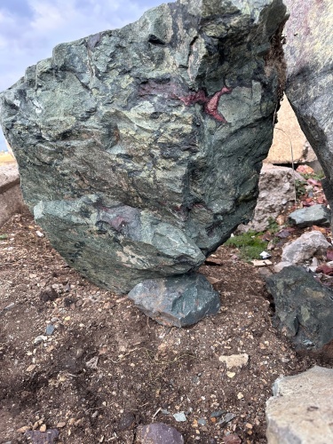 Гигантские зелёные валуны для ландшафтного дизайна весом более 5 тонн купить в Заводоуковске