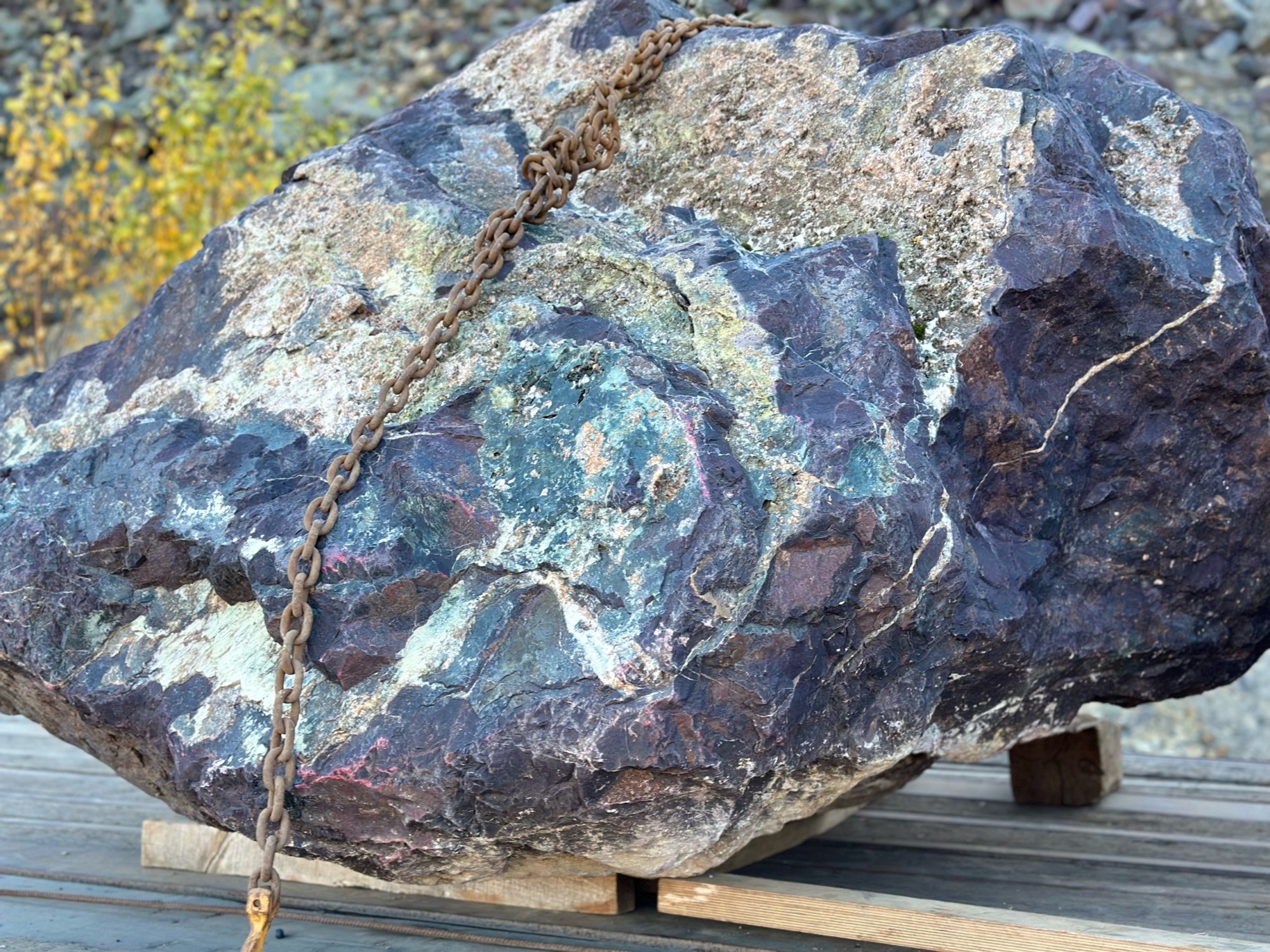 Огромные красно-фиолетовые валуны для ландшафтного дизайна весом более 5 тонн купить в Заводоуковске