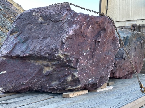 Огромные красно-фиолетовые валуны для ландшафтного дизайна весом более 5 тонн купить в Заводоуковске