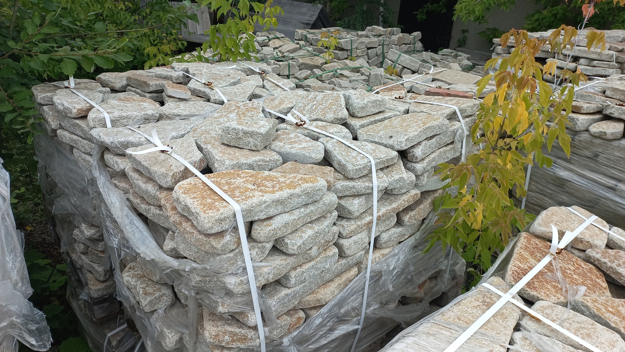 Плитняк галтованный гранитный для ландшафтного дизайна купить в Заводоуковске