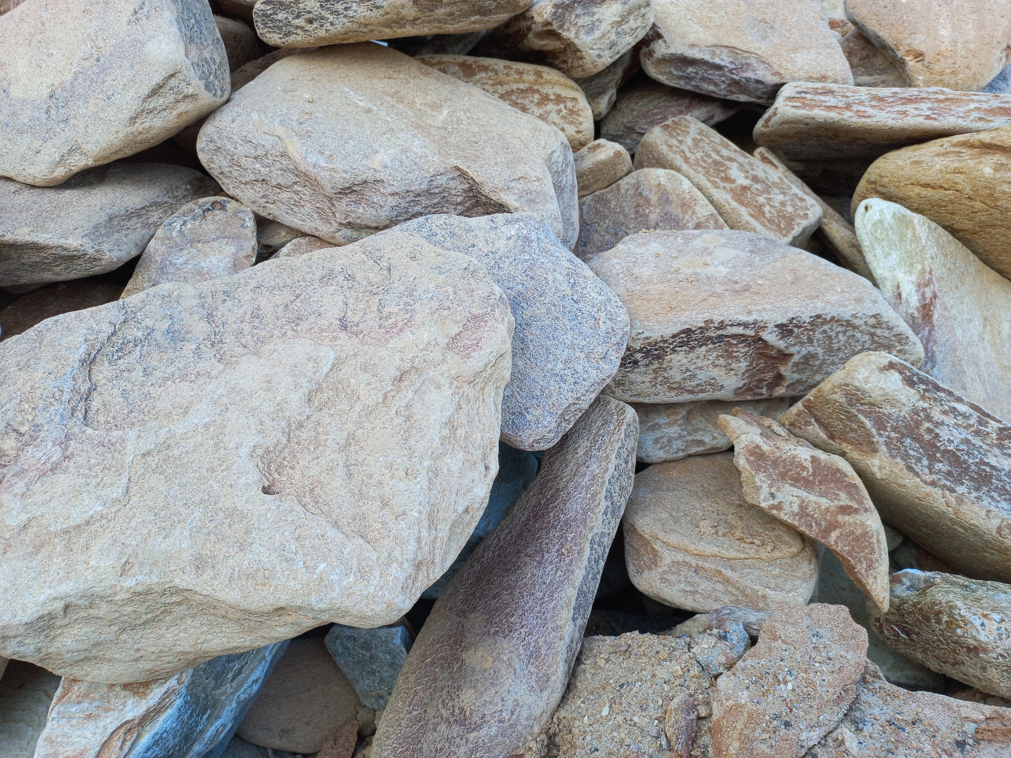 Златолит жёлтый, жёлто-зелёный глыбки и валуны для ланшафтного дизайна купить в Заводоуковске