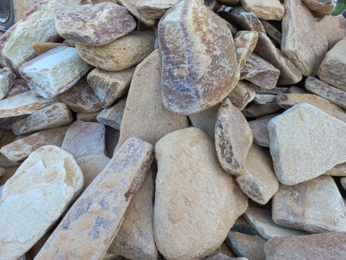 Златолит жёлтый, жёлто-зелёный глыбки и валуны для ланшафтного дизайна купить в Заводоуковске