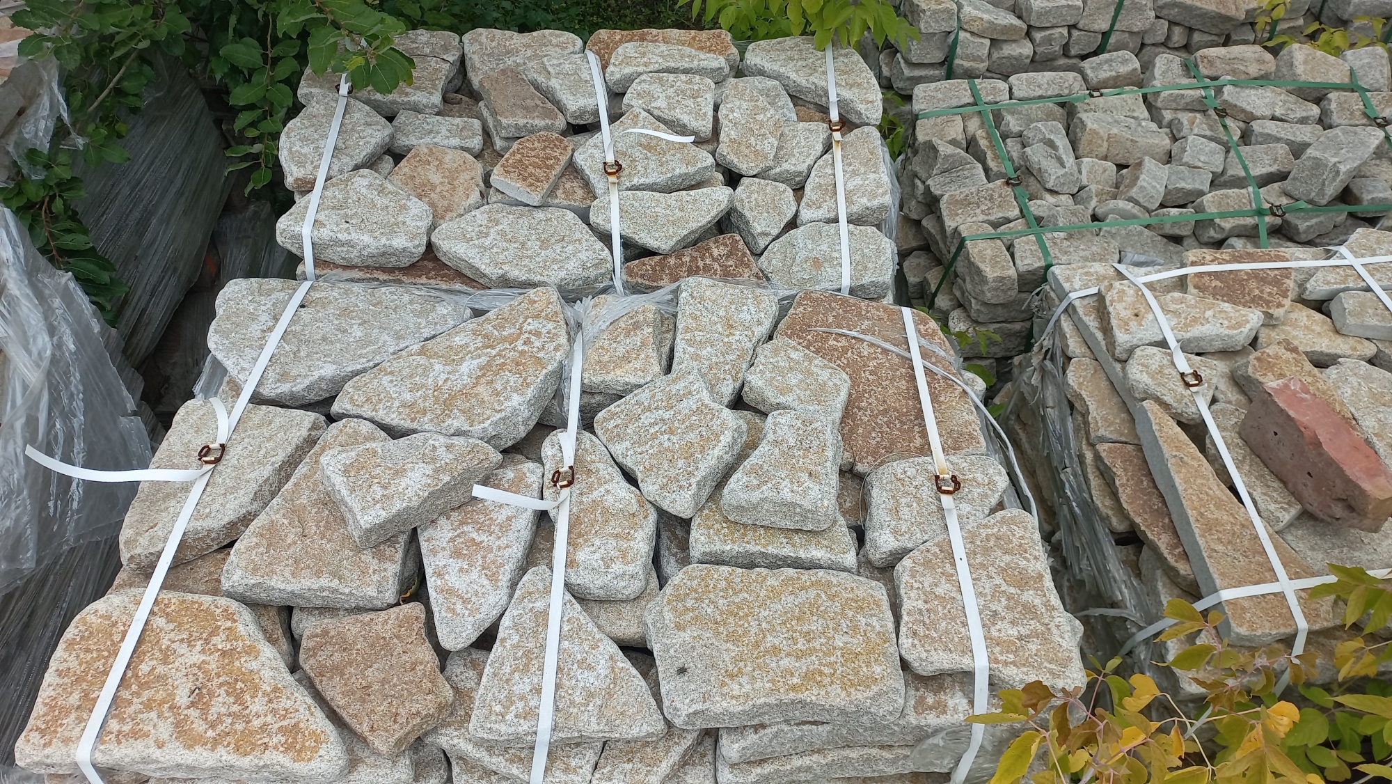 Гранитный плитняк галтованный для мощения купить в Заводоуковске