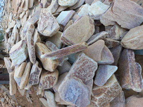 Златолит жёлтый, жёлто-зелёный глыбки и валуны для ланшафтного дизайна купить в Заводоуковске